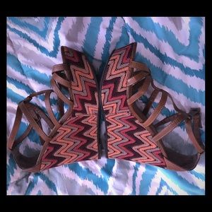 Shi heels they are multicolored like new.